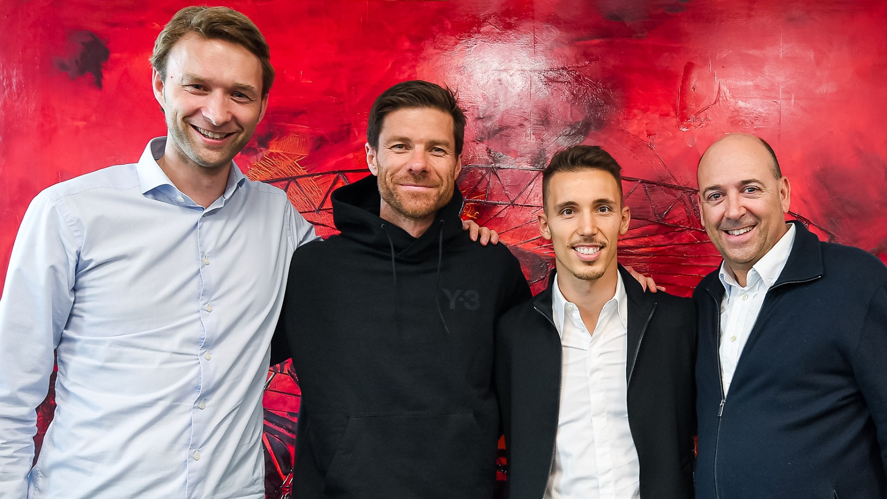 Grimaldo posa junto a Xabi Alonso (Bayer Leverkusen)
