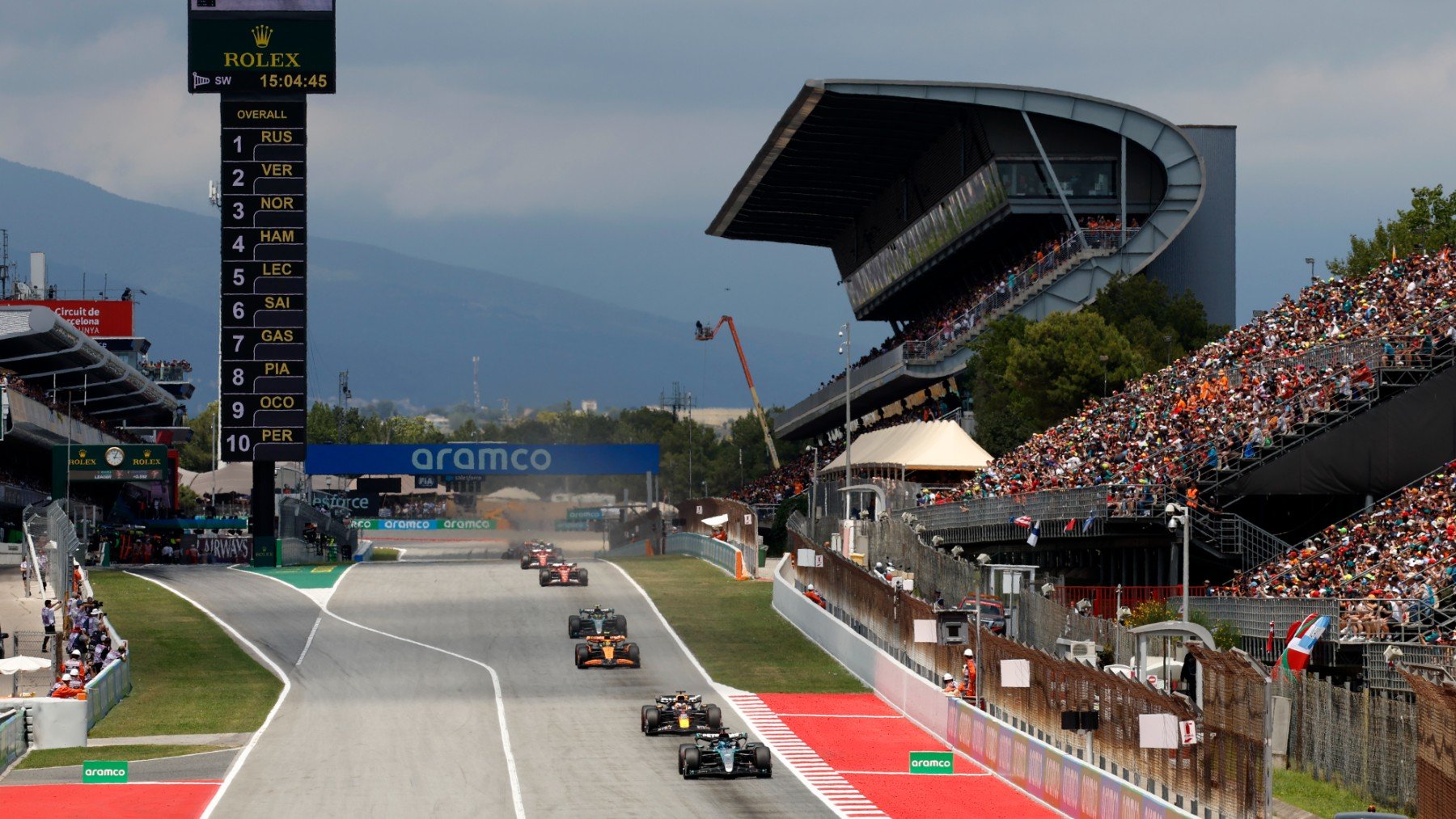 George Russell y Max Verstappen pelean por el primer puesto en el GP de España en Montmeló. (Getty)