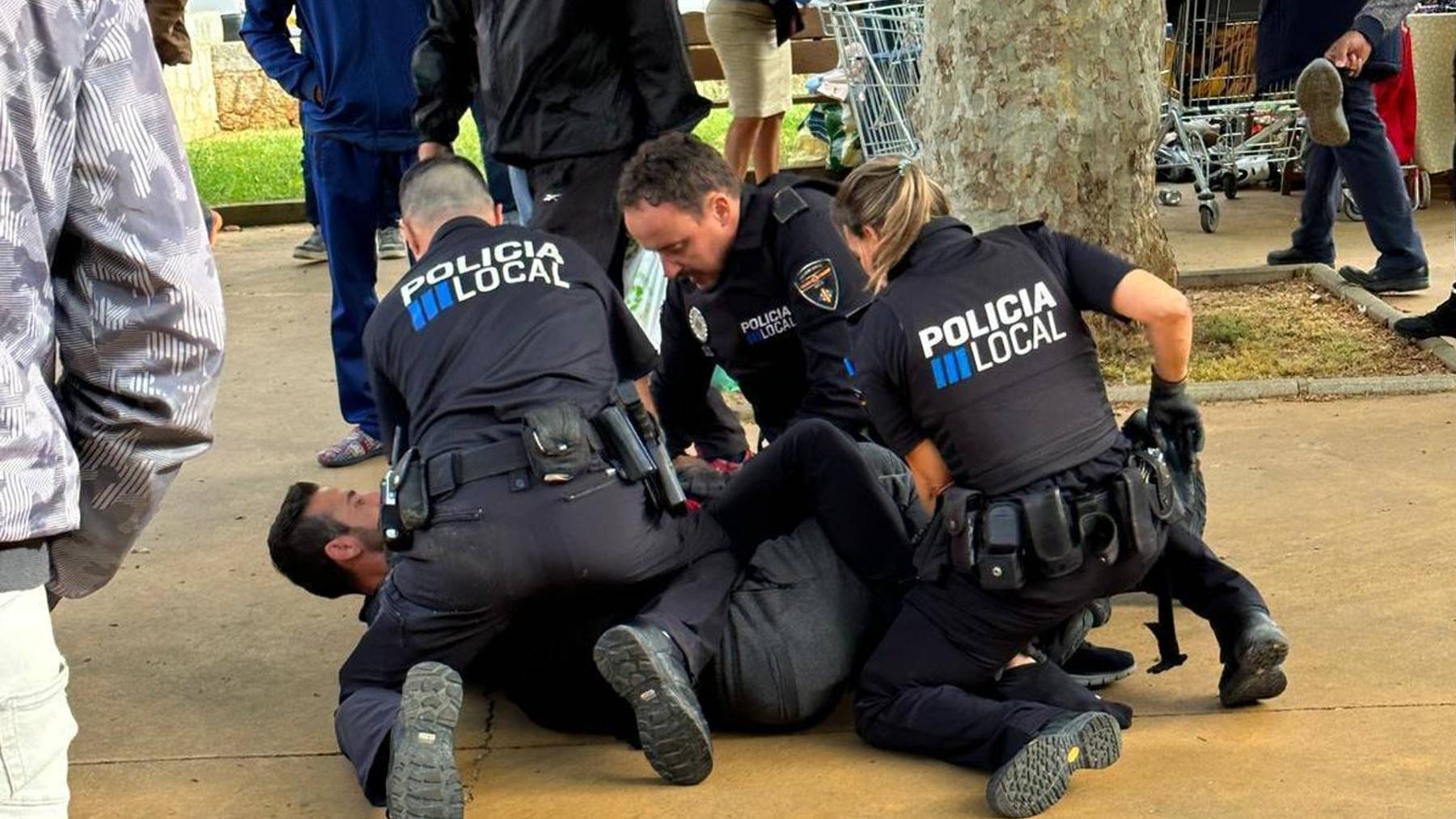 Agentes de la Policía Local detienen al marroquí que ha atacado a voluntarios del PP en Inca (Mallorca).