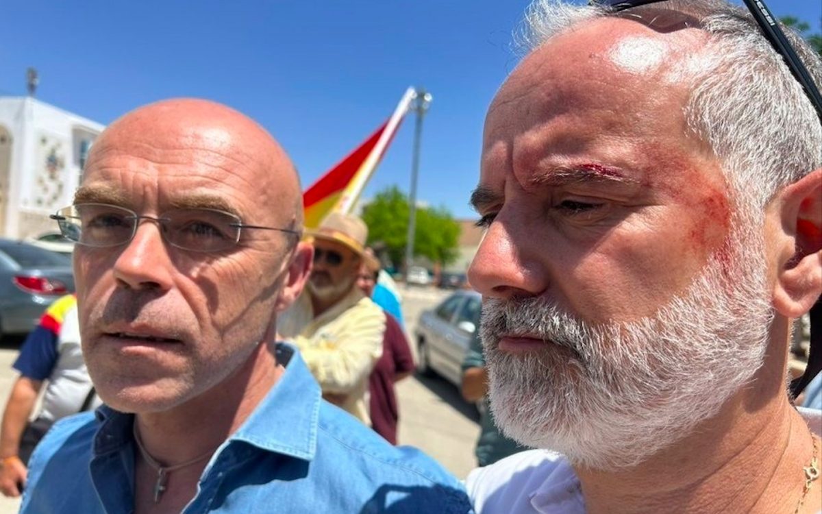 El eurodiptutado y portavoz del Comité de Acción Política de Vox, junto a un simpatizante herido en Marinaleda (Sevilla).