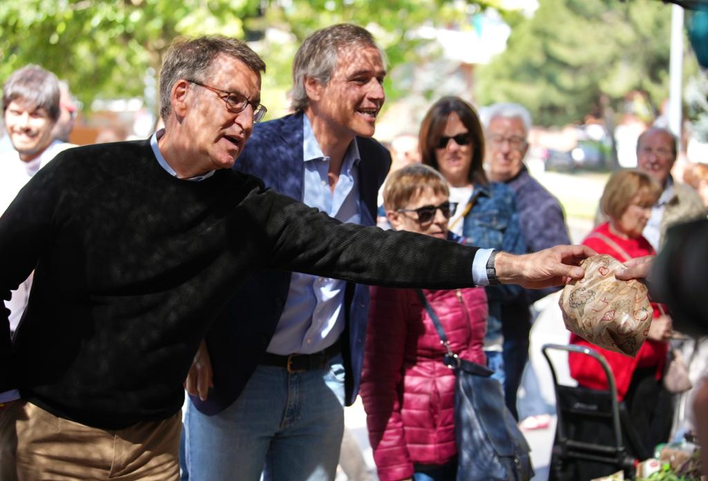 Feijóo en su visita a Alcorcón