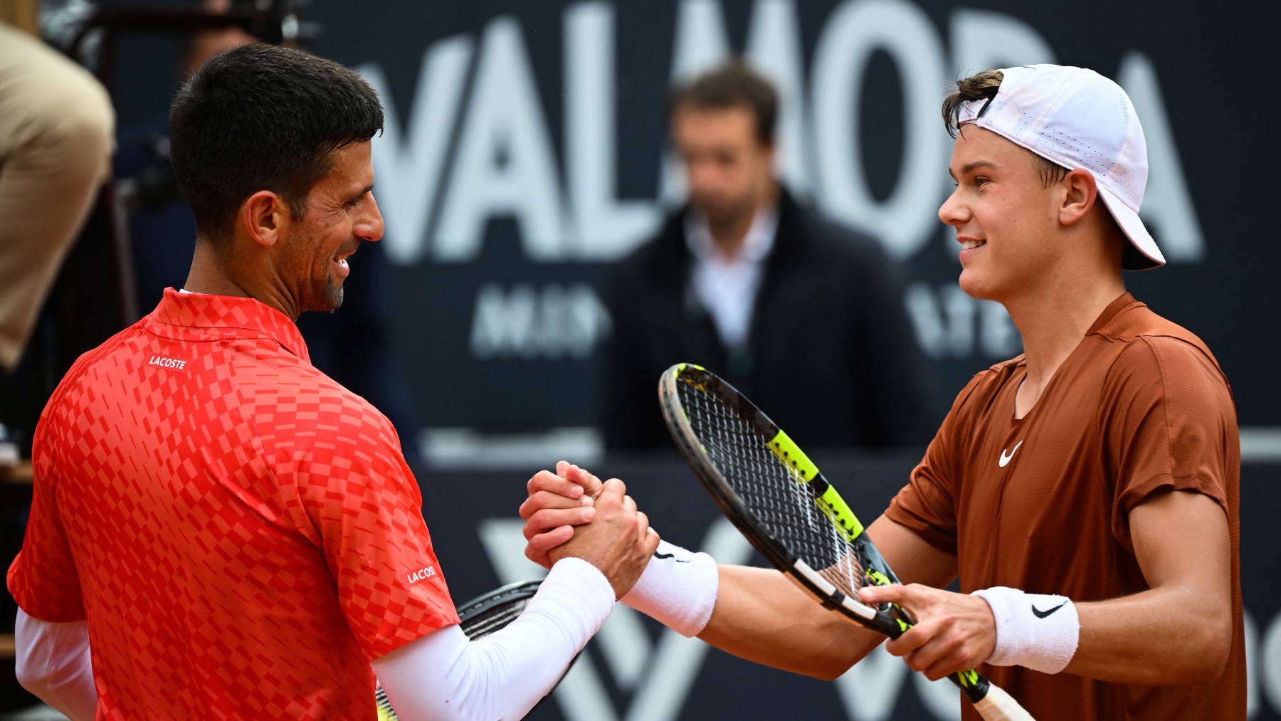 Djokovic y Rune se saludan tras el partido. (AFP)