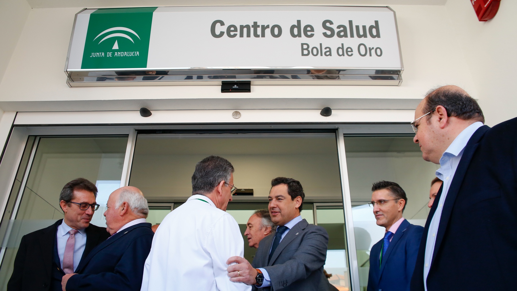 El presidente de la Junta de Andalucía, Juanma Moreno, inaugura un centro de salud en Granada (EUROPA PRESS).