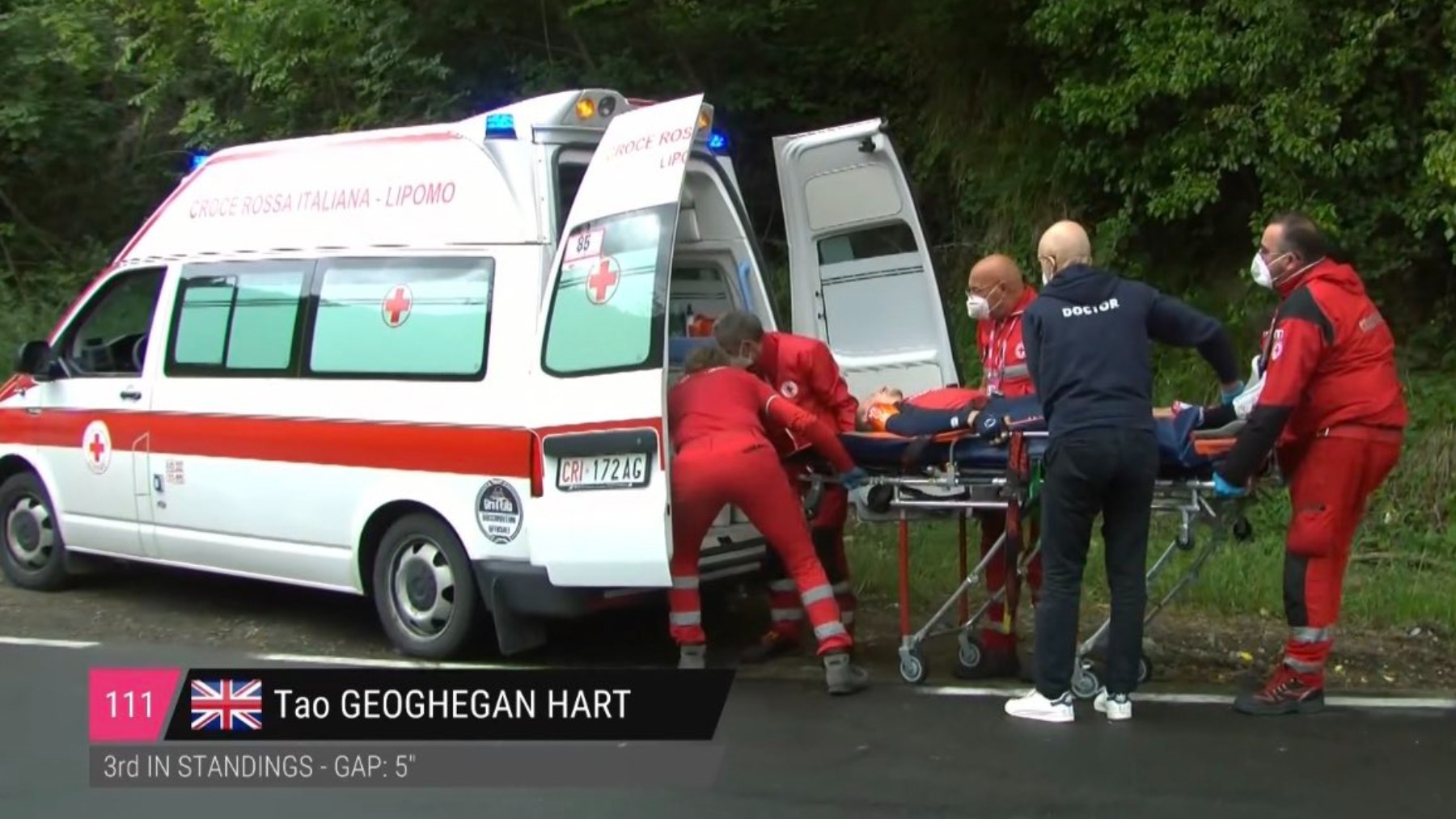 Tao Geoghegan Hart abandona en ambulancia el Giro. (Eurosport)