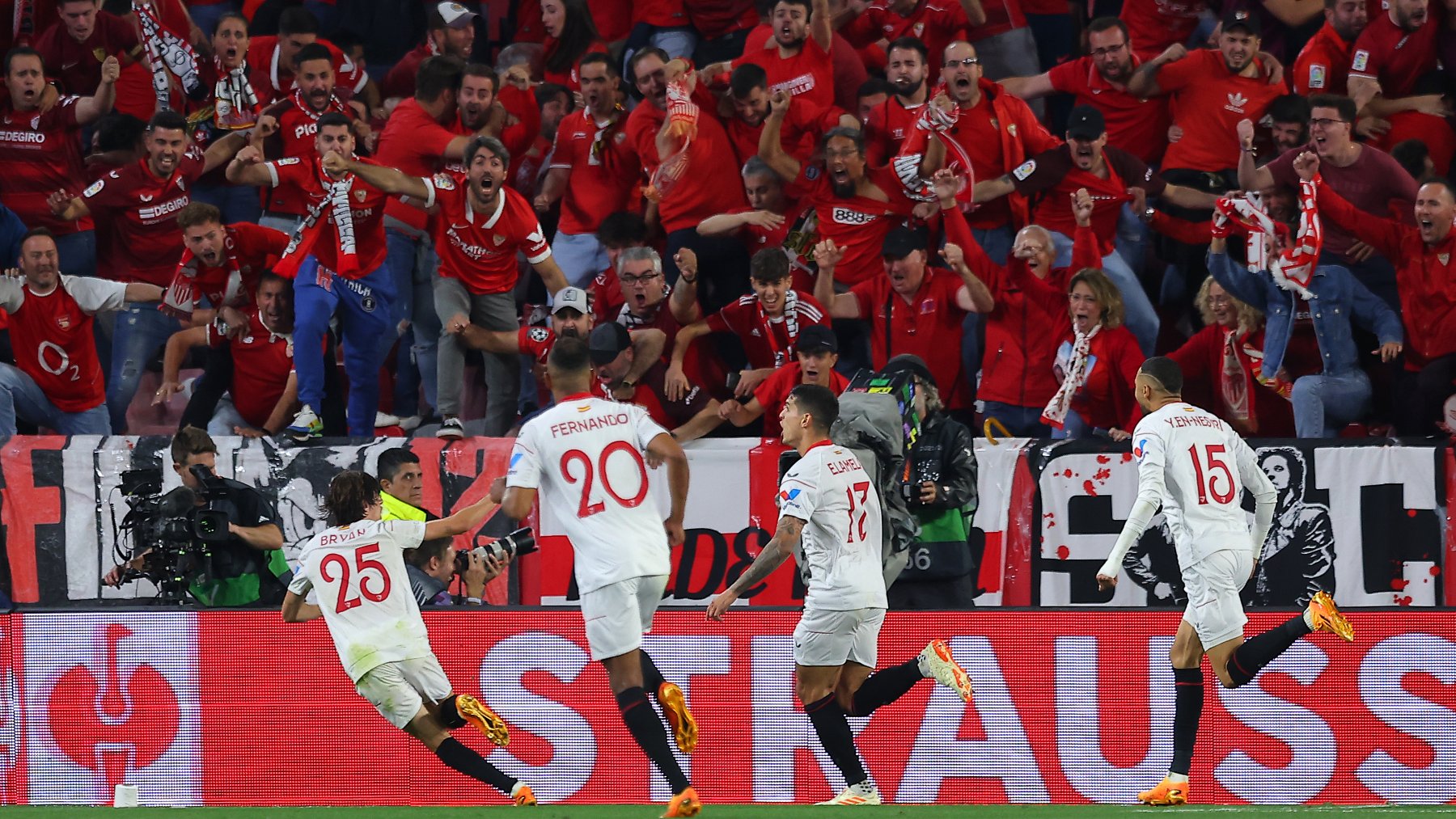 Jugadores del Sevilla celebrando un gol con su afición. (Getty)