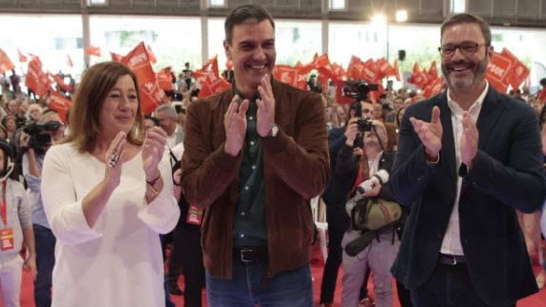 Francina Armengol, Pedro Sánchez y José Hila, en el mitin socialista celebrado en Palma el pasado miércoles.