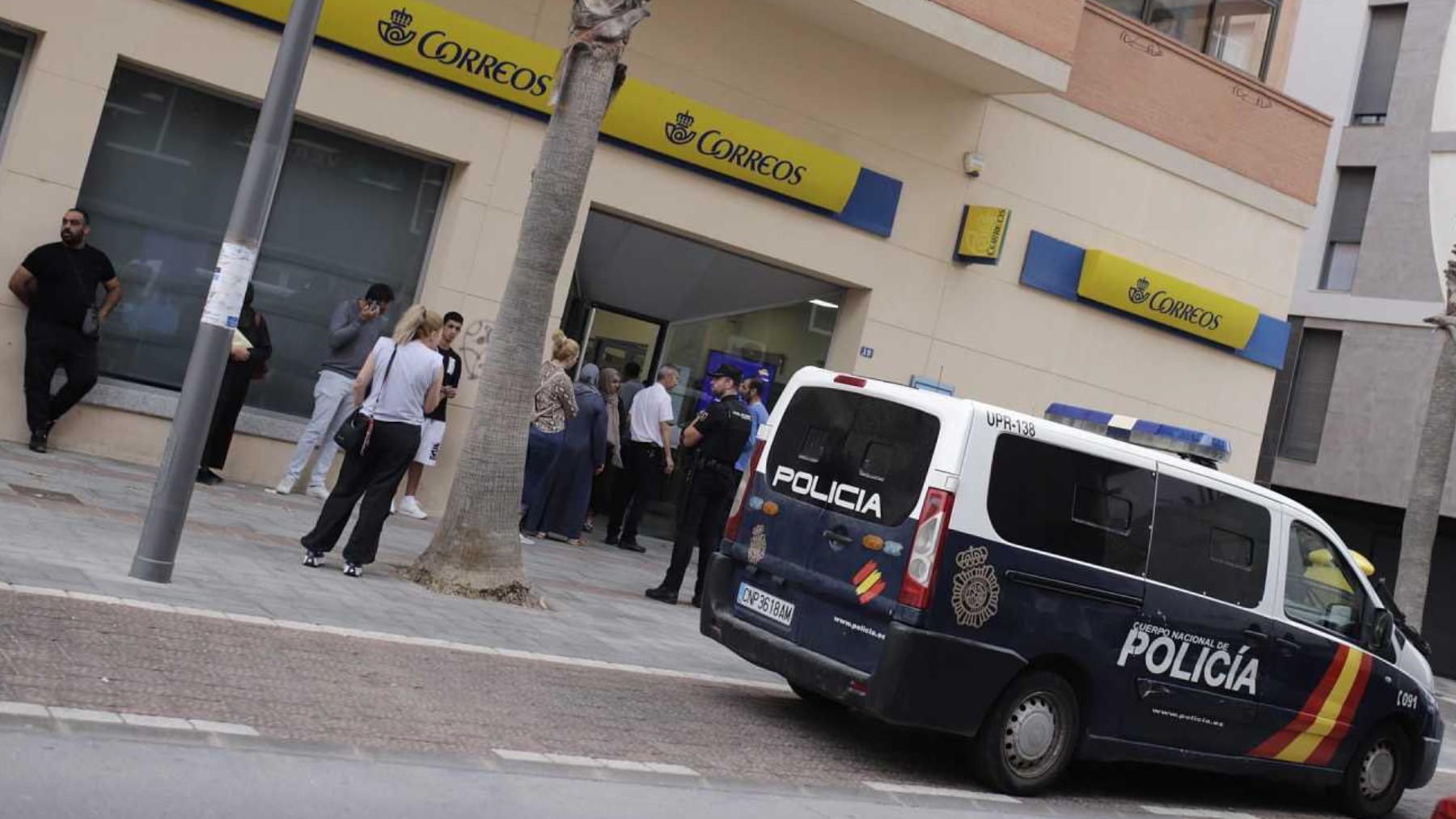 Policía escoltando una oficina de Correos en Melilla
