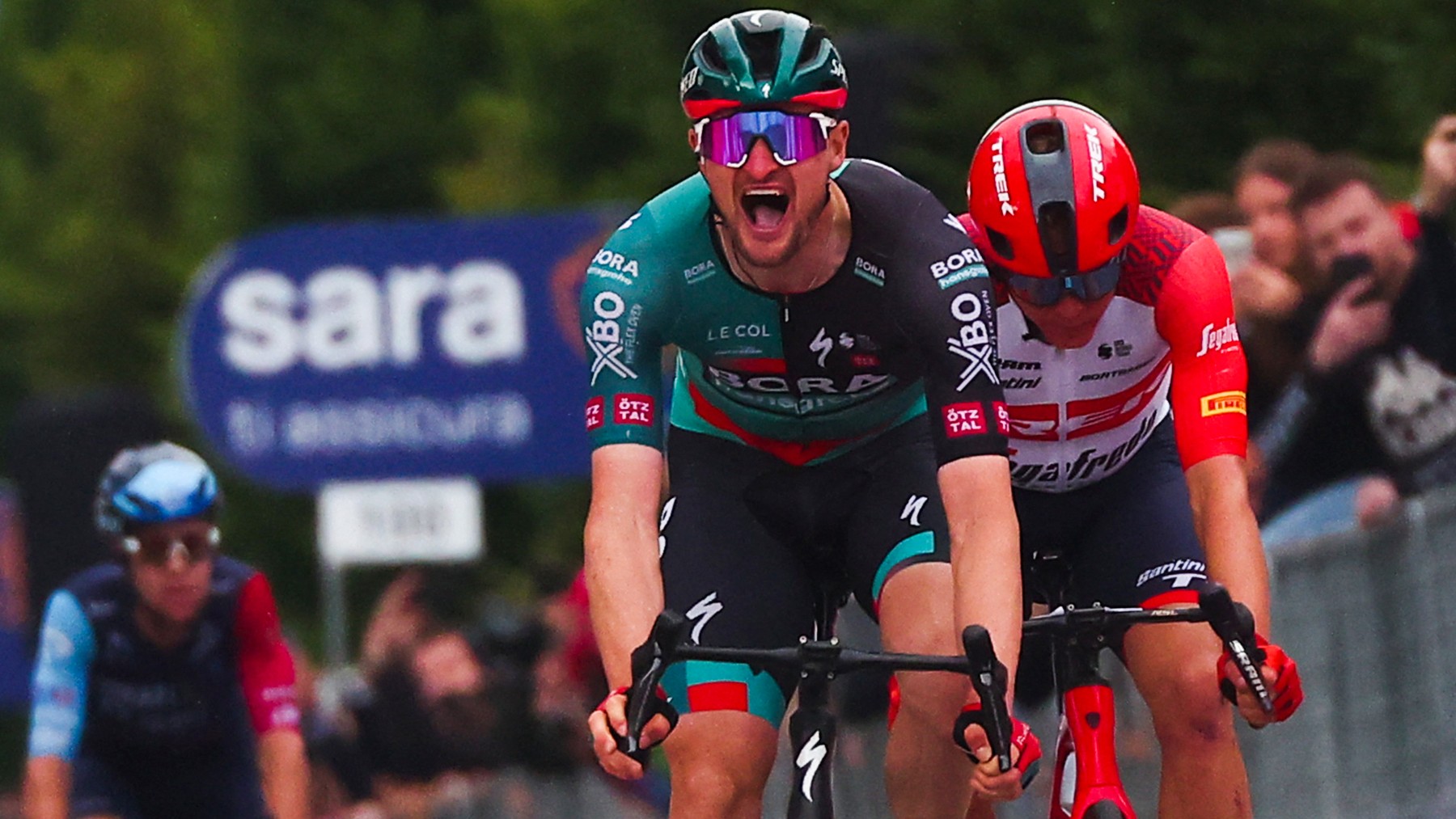 Nico Denz celebra la victoria en el Giro. (AFP)