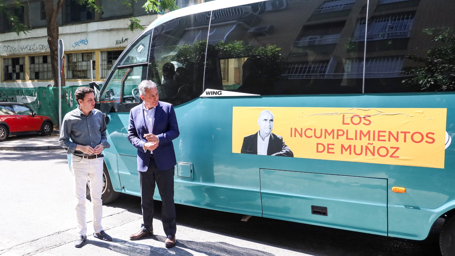 El candidato del PP a la Alcaldía de Sevilla, José Luis Sanz, junto al autobús de los «incumplimientos» de Muñoz.