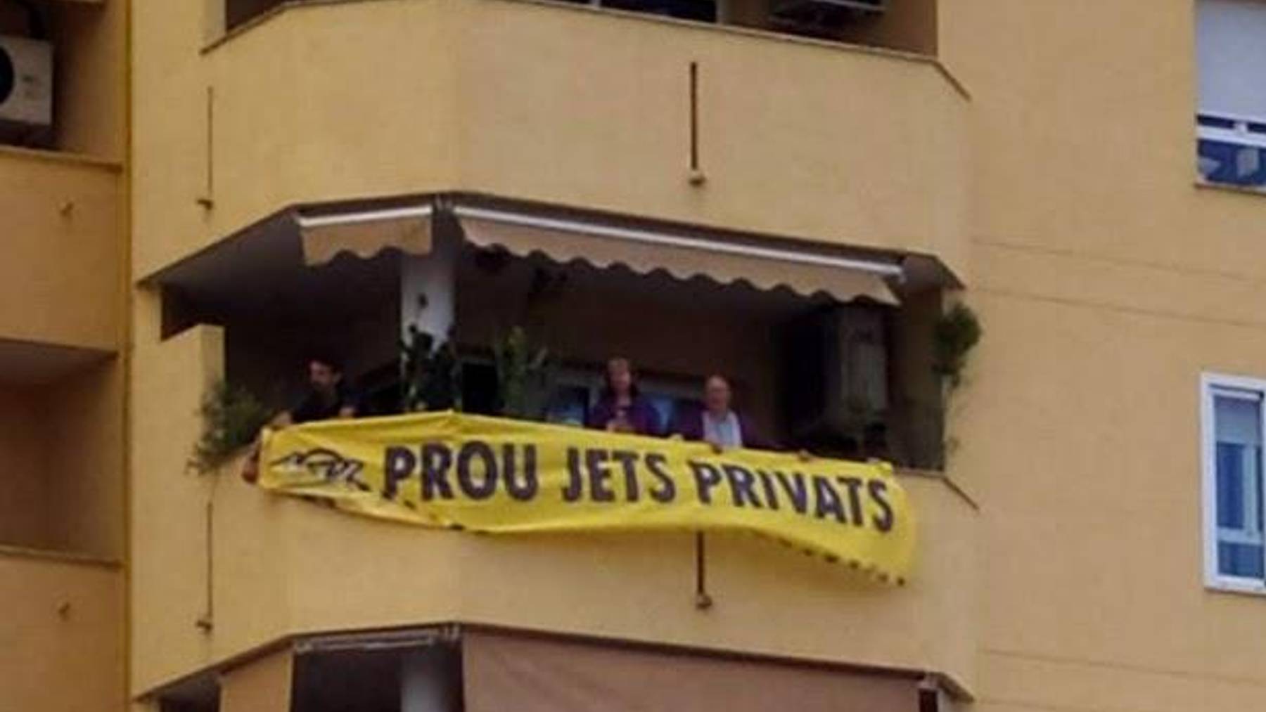 Protesta ecologista en Ibiza contra Pedro Sánchez por usar un jet privado de lujo para hacer campaña.