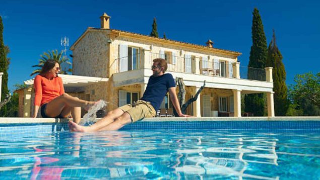Idealista tira la casa por la ventana y vende estos chalets con piscina por 29.000 euros