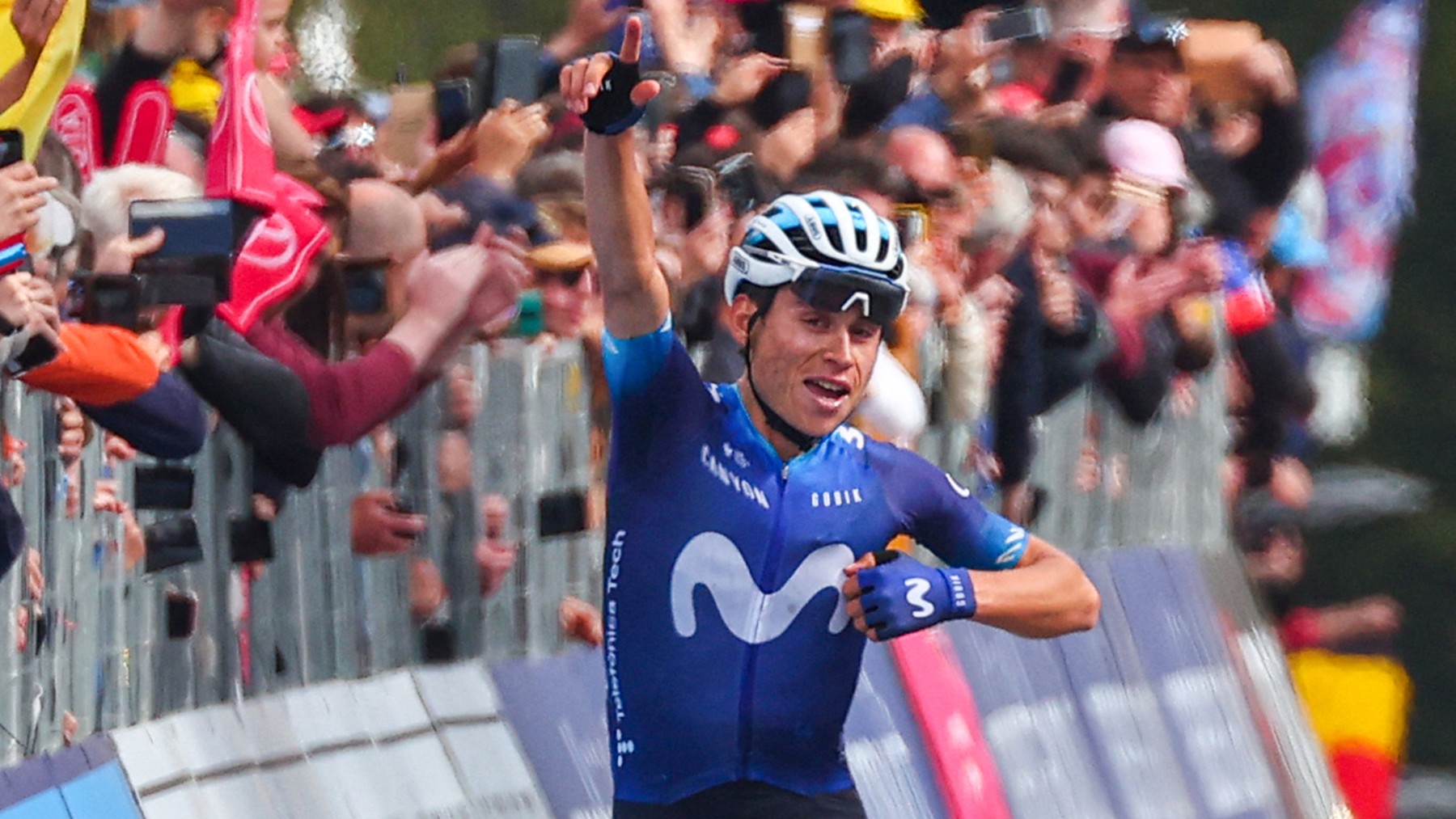 Einer Rubio celebra la victoria en el Giro. (AFP)