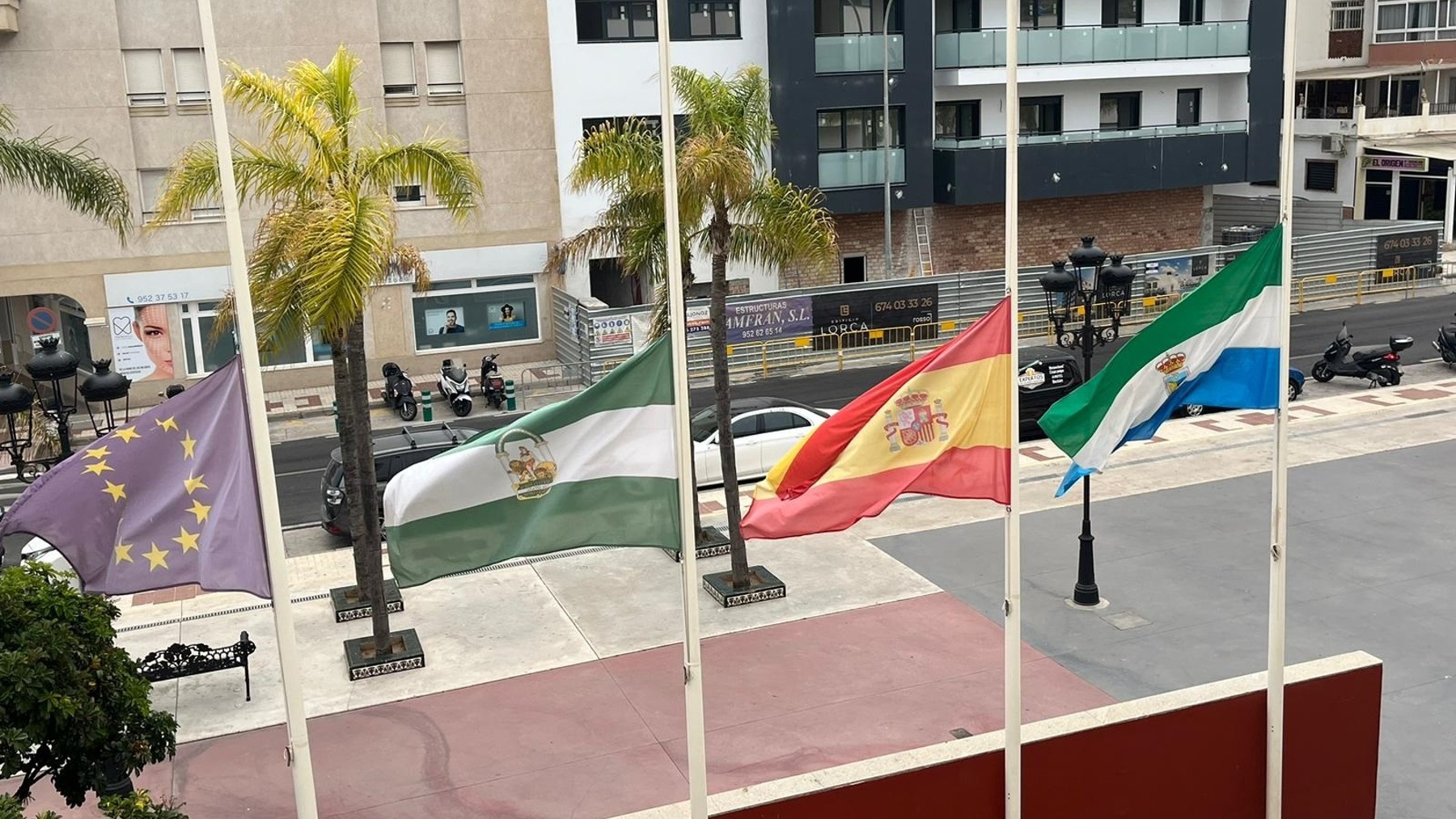 Banderas a media asta durante los dos días de luto oficial en Torremolinos (Málaga).