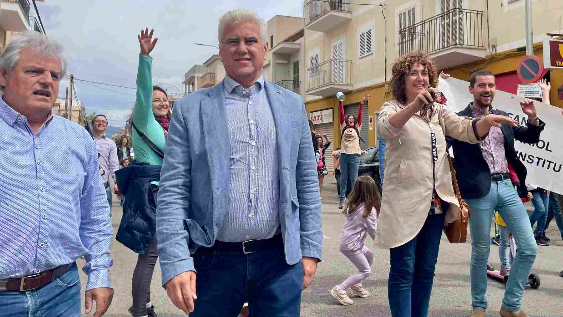 El candidato del PI a la presidencia del Govern balear, Josep Melià, en el centro de la imagen.