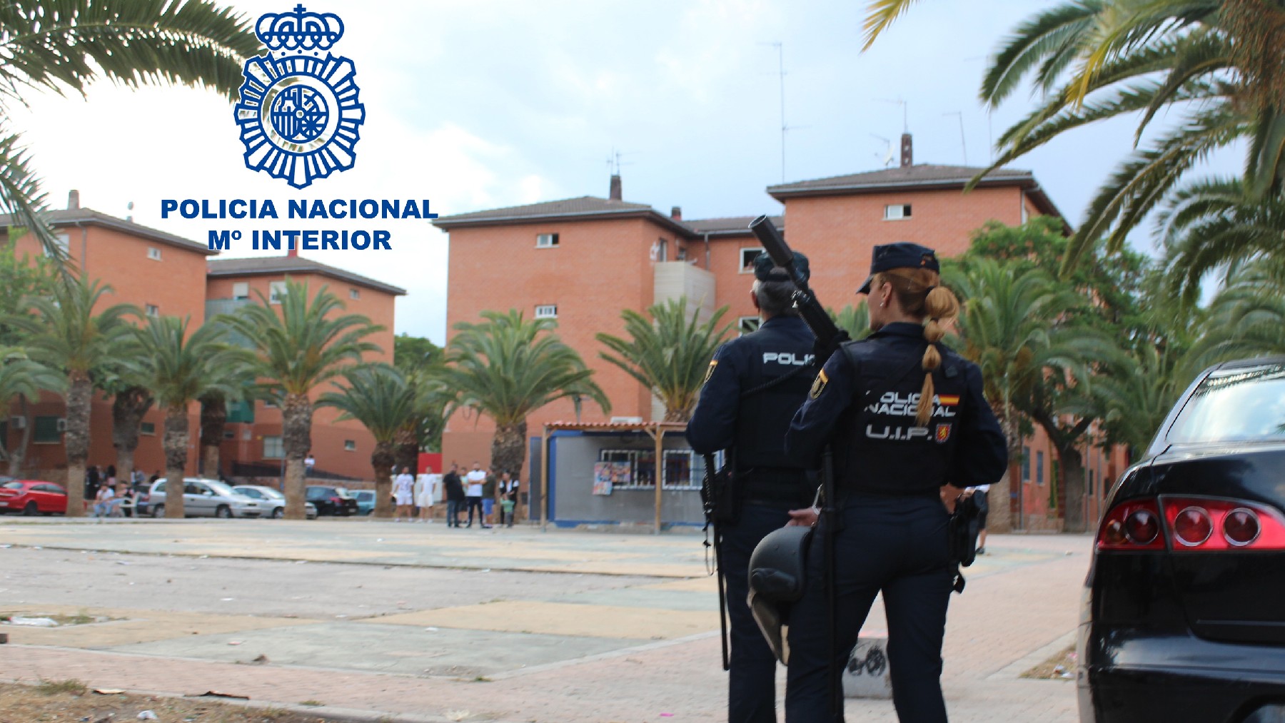 Dos agentes de la Policía Nacional durante el dispositivo de este jueves en La Coma, en Paterna.