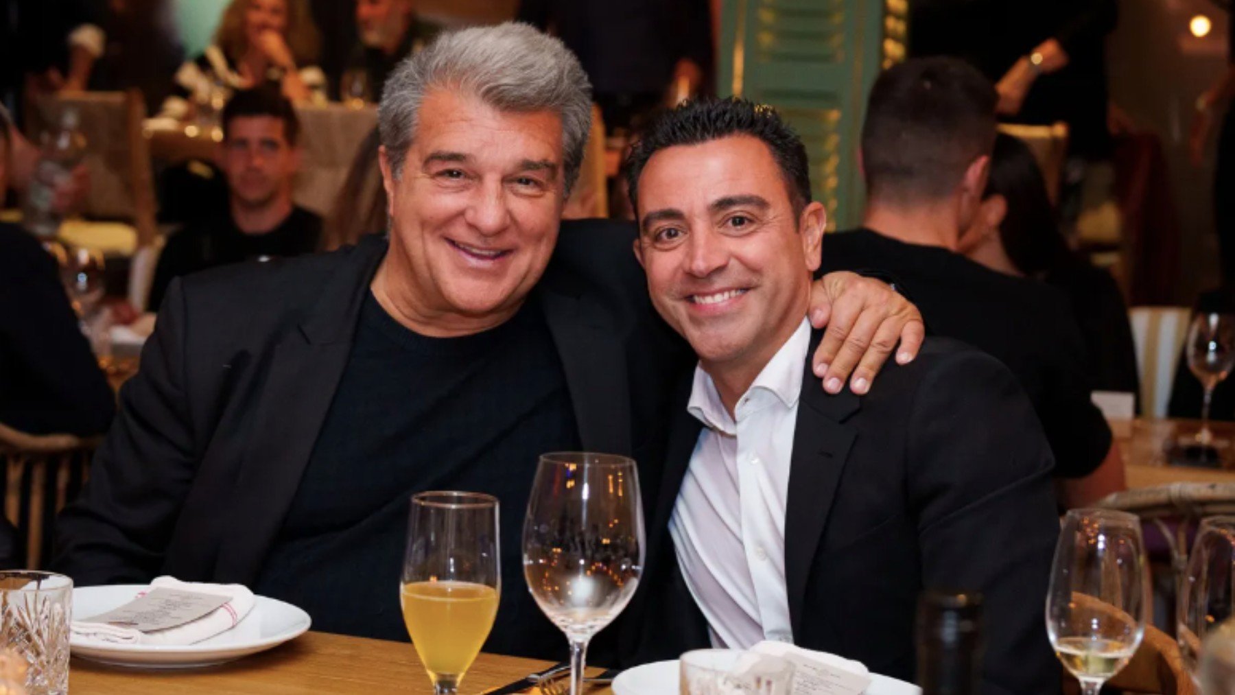 Xavi Hernández y Joan Laporta en la cena que organizó el club este jueves. (FC Barcelona)