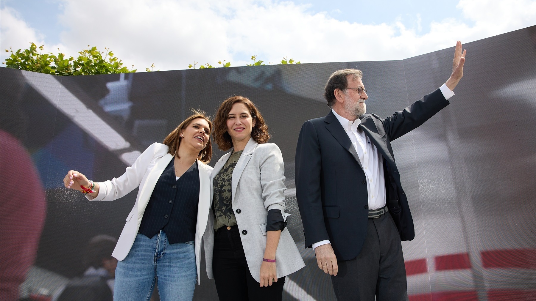 Isabel Díaz Ayuso junto a Mariano Rajoy y Judith Piquet, candidata por Alcalá.