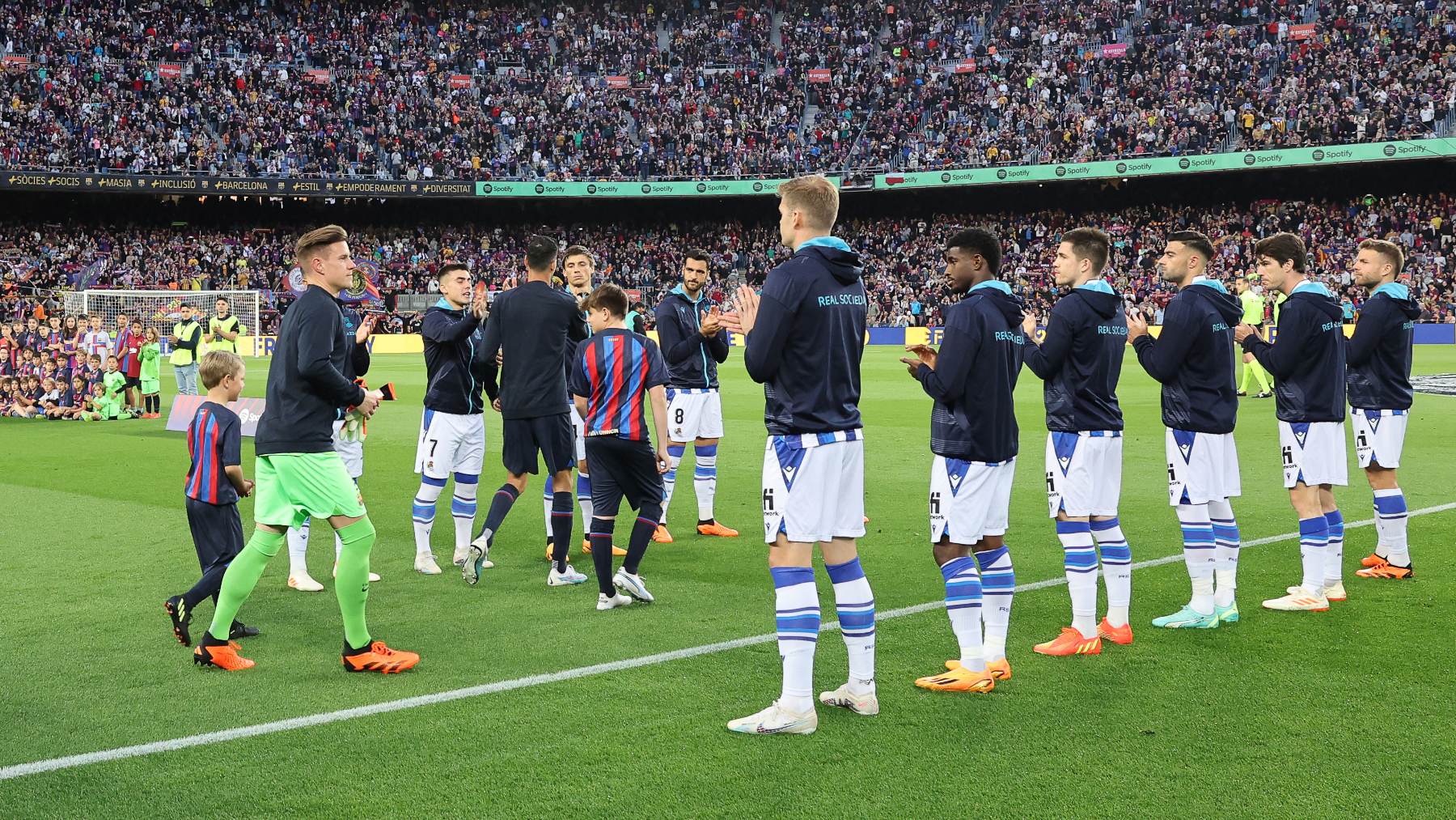 La Real Sociedad hizo pasillo al Barcelona. (AFP)