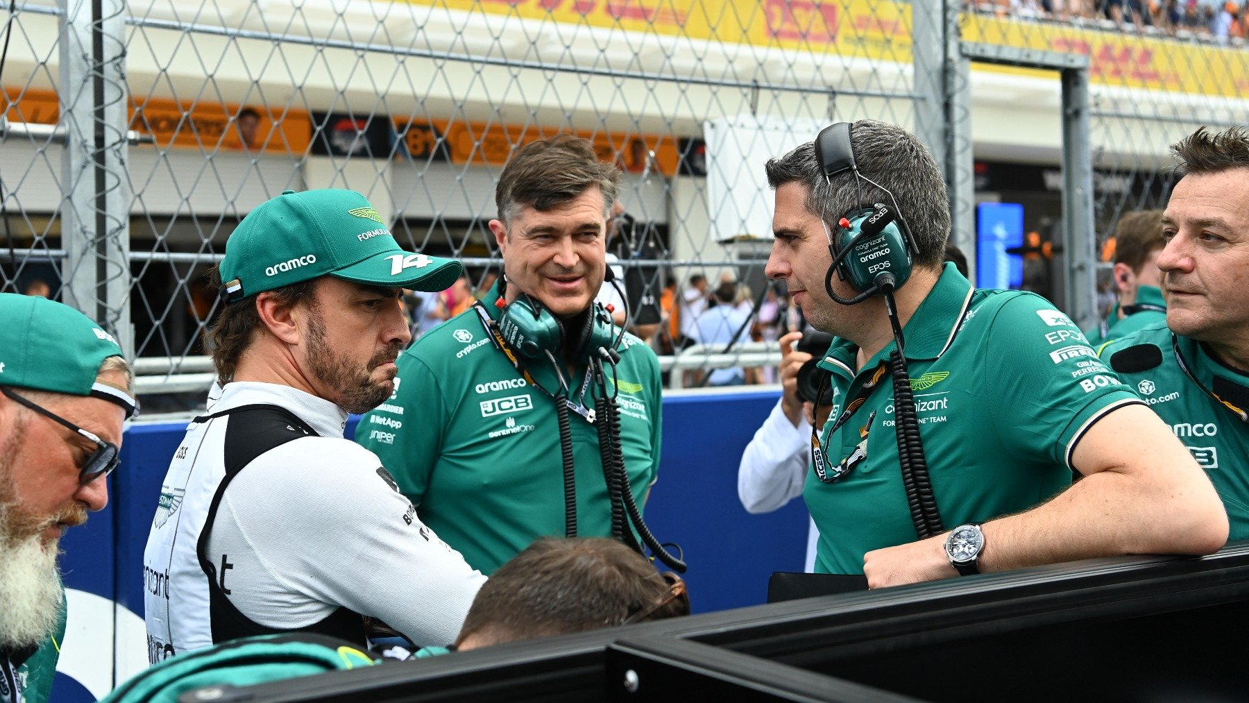 Fernando Alonso junto a los miembros de Aston Martin en Miami. (AFP)