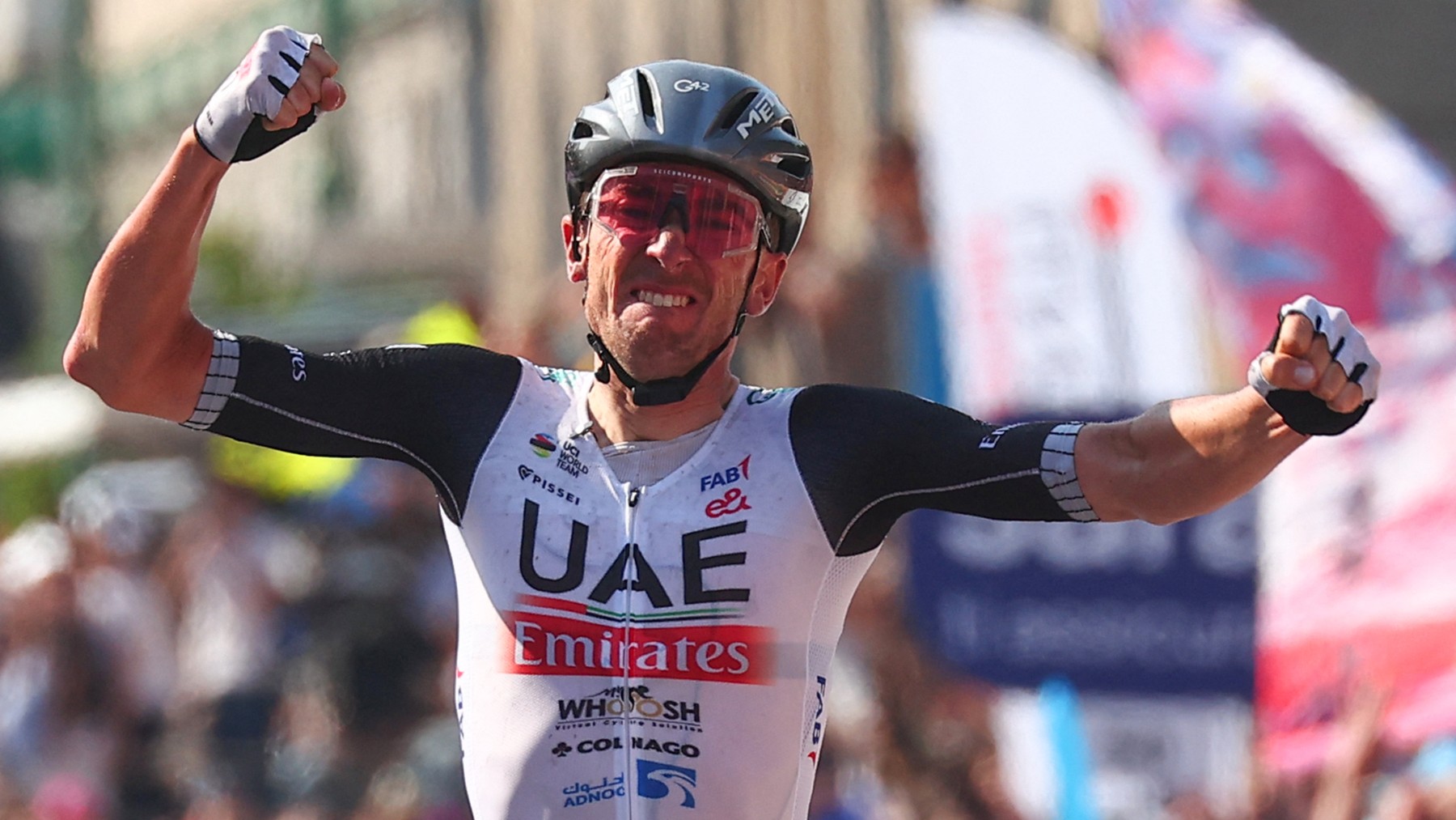 Brandon McNulty celebra su victoria en el Giro. (AFP)