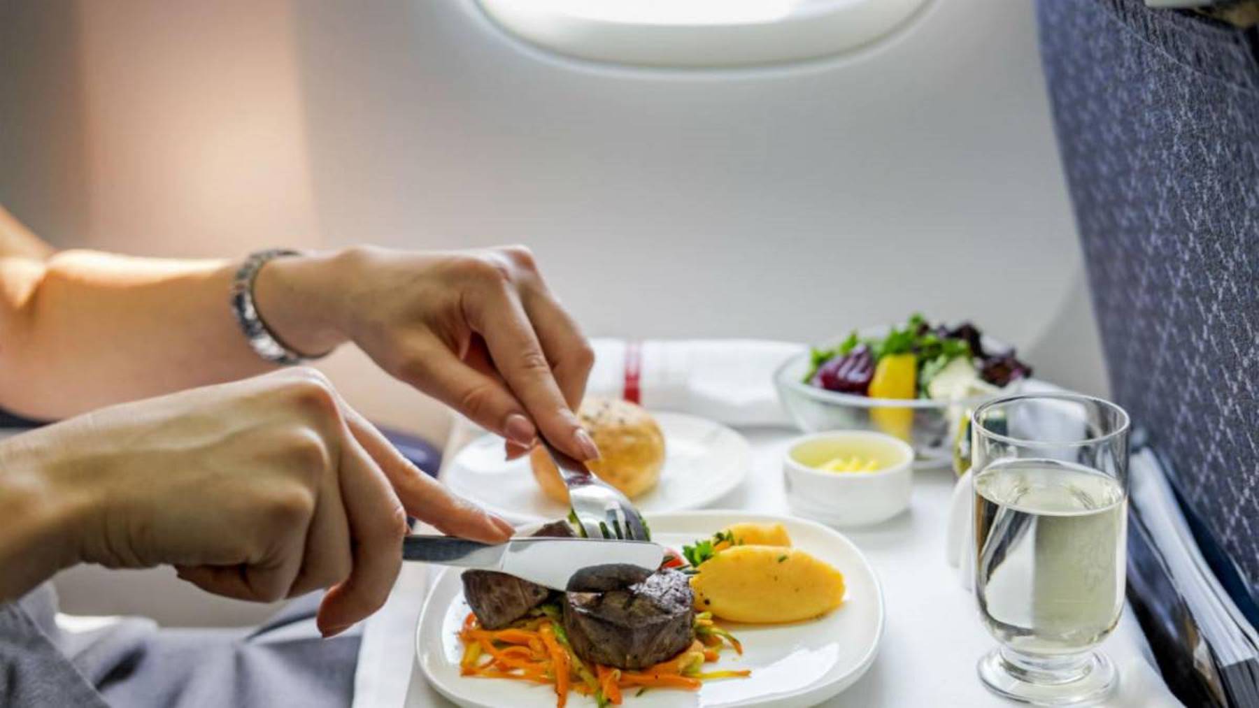 El curioso motivo por el que la comida sabe diferente en los aviones