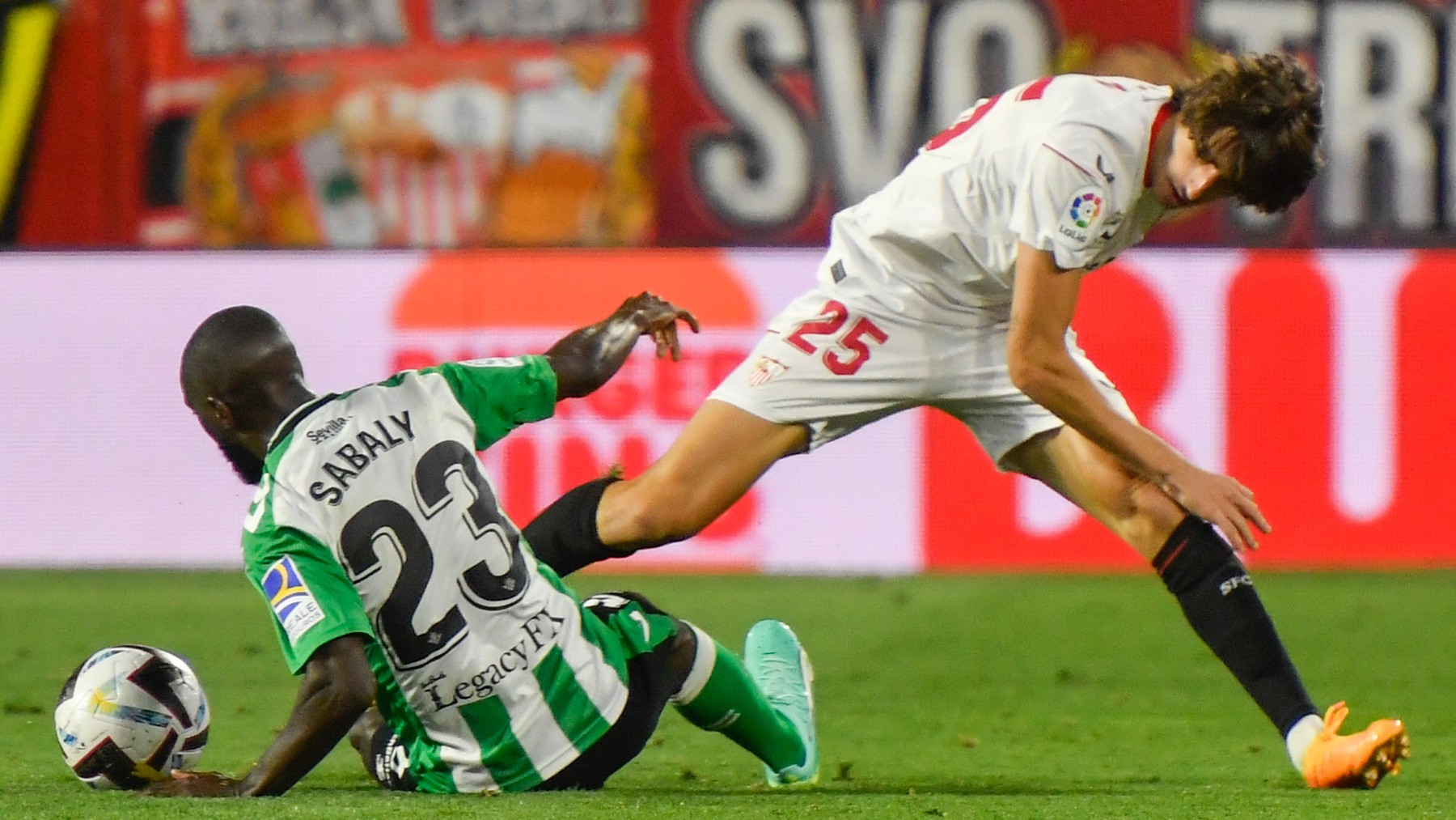 Sevilla y Betis empataron en el derbi sevillano (EFE)