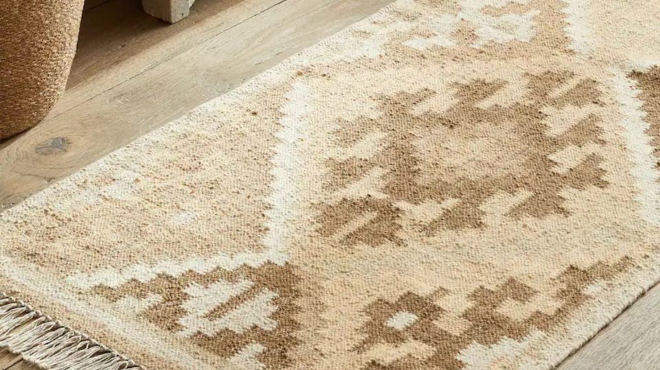 El truco casero, barato y facilísimo para limpiar la alfombra y que quede  como nueva