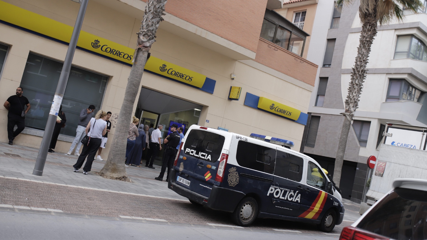 Un furgón de la Policía Nacional frente a una oficina de correos en Melilla