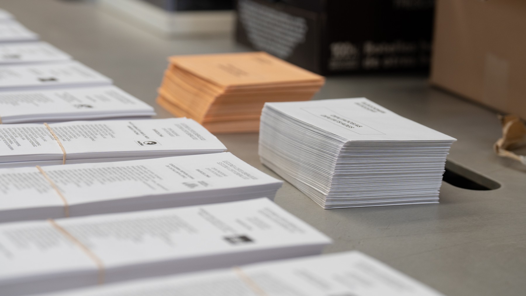 Las papeletas, preparadas en la jornada previa a las elecciones. (Europa Press)