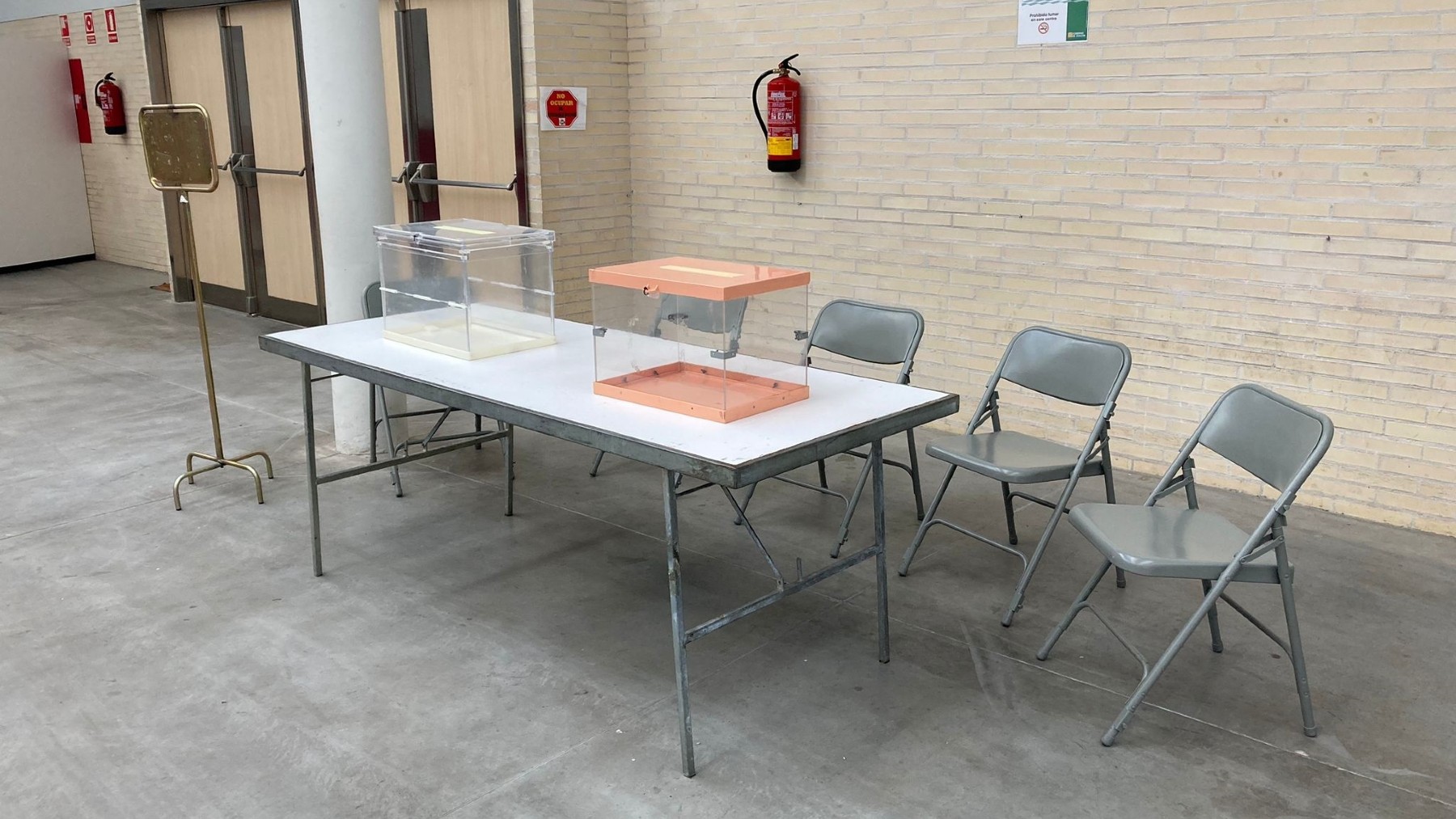 Todo preparado en una mesa electoral durante la jornada de reflexión previa a las elecciones. (Europa Press)