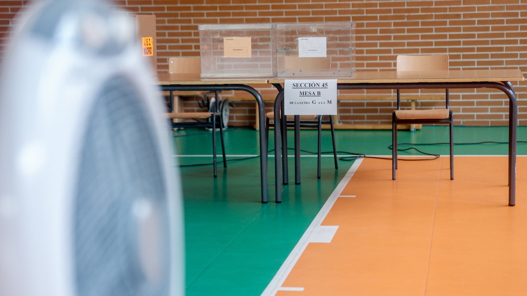 Una mesa electoral, preparada para las elecciones generales del 23J. (Europa Press)