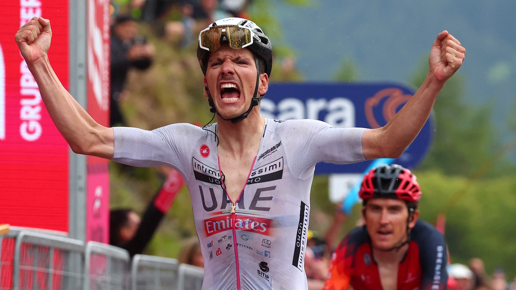 Almeida celebra la victoria en el Giro, ante Thomas. (AFP)