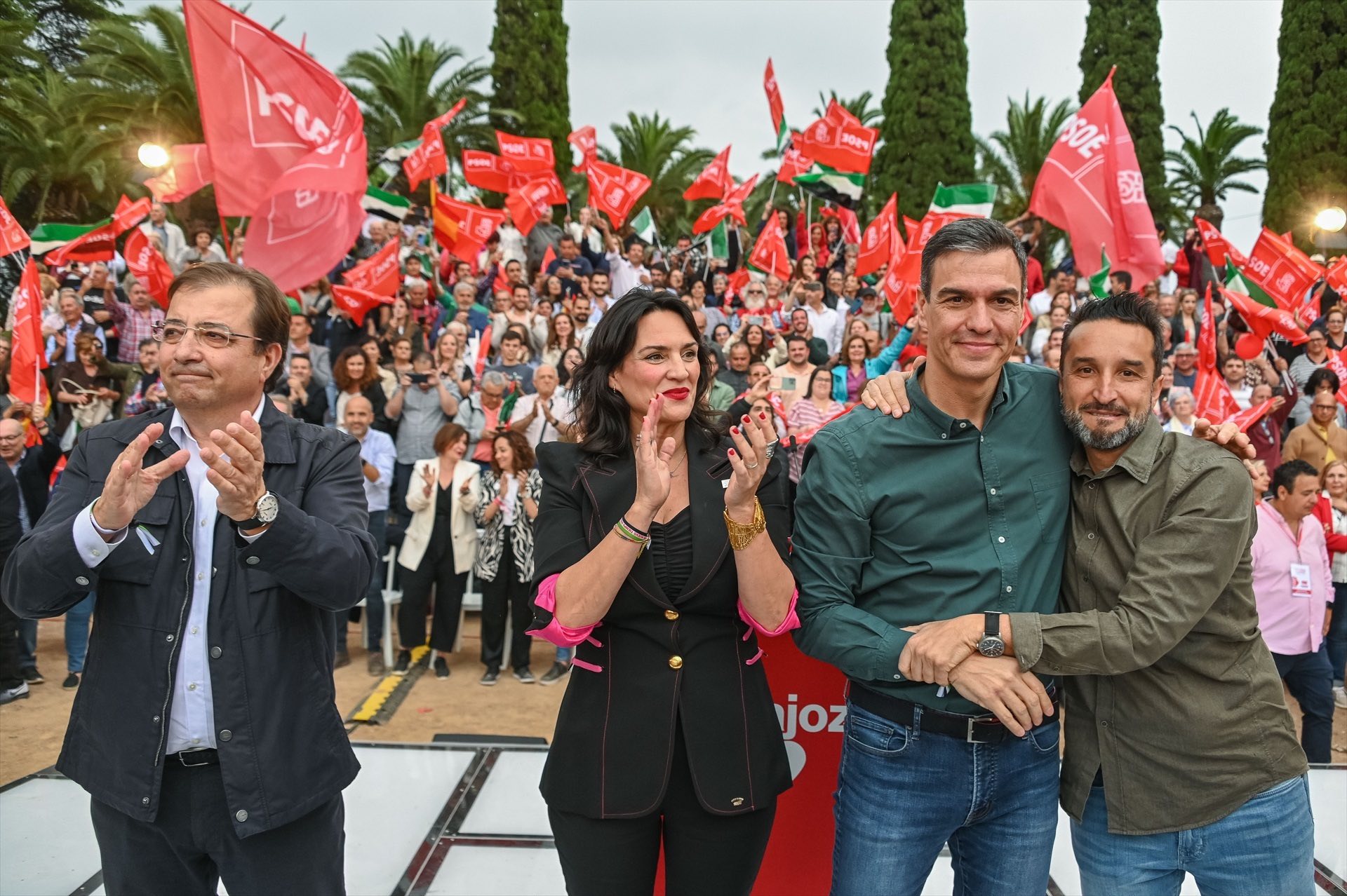 Sánchez, junto a Cabezas y Guillermo Fernández Vara, durante el mitin en Badajoz.