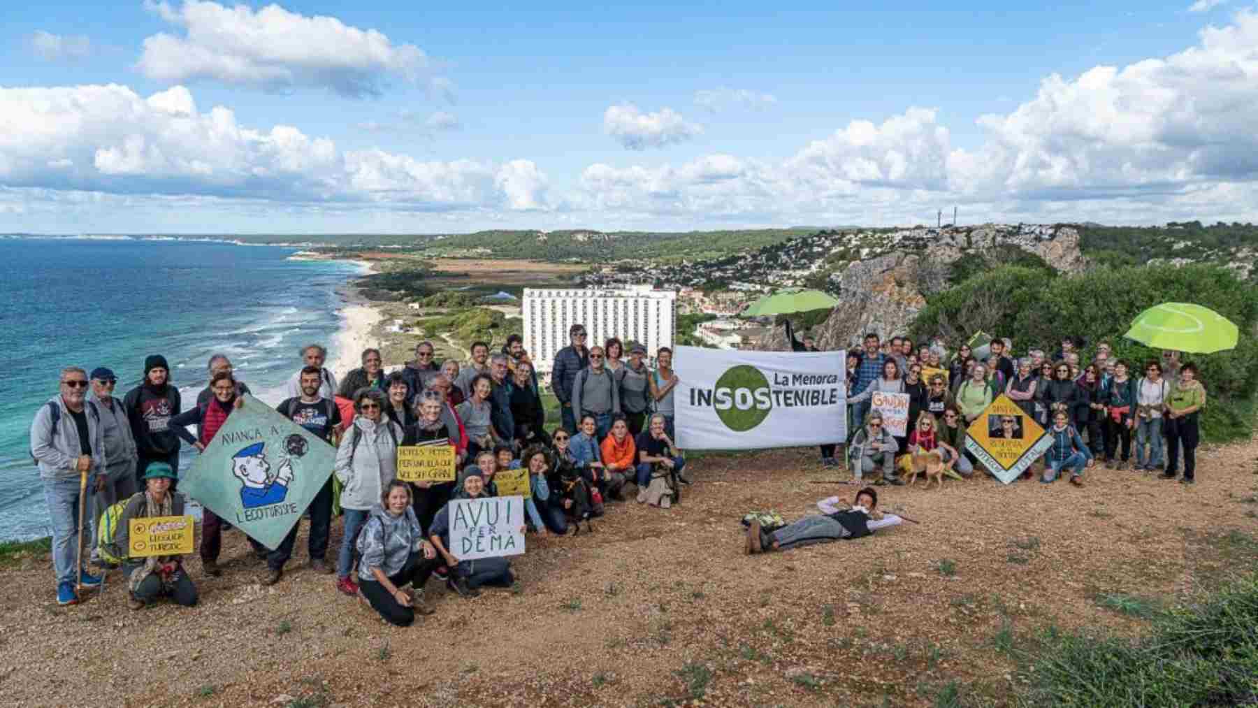 Concentración de los ecologistas del GOB en Son Bou Menorca. GOB