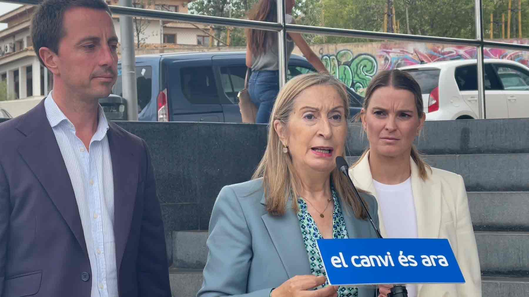 Ana Pastor acompañada de los candidatos del PP en Baleares, Marga Prohens y Llorenç Galmés.