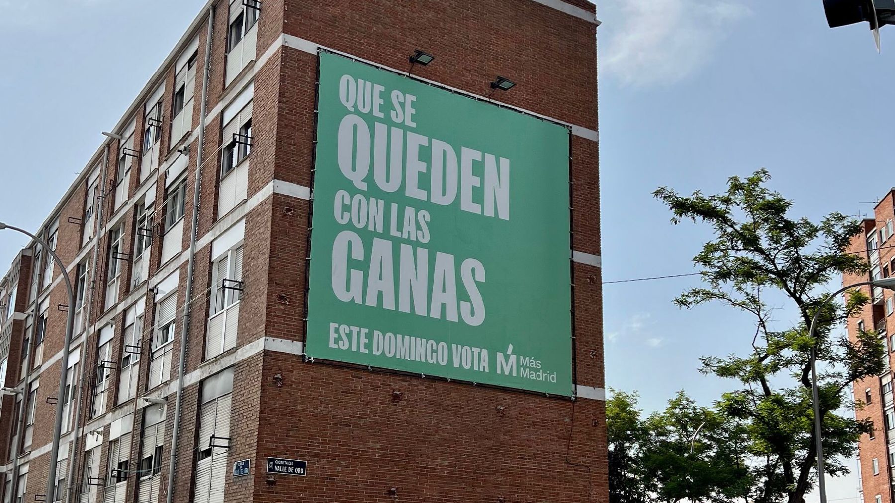 Lona de Más Madrid contestando al lema de Ayuso, «Ganas».