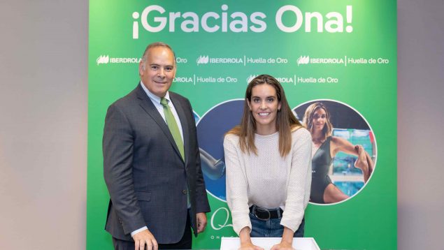 Ona Carbonell recibe de la mano de Mario Ruíz-Tagle, el diploma “Huella de Oro Iberdrola”