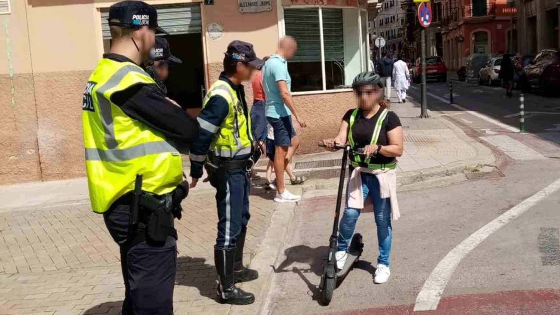 Dispositivo de control de la Policía Local de Palma a usuarios de patinetes.