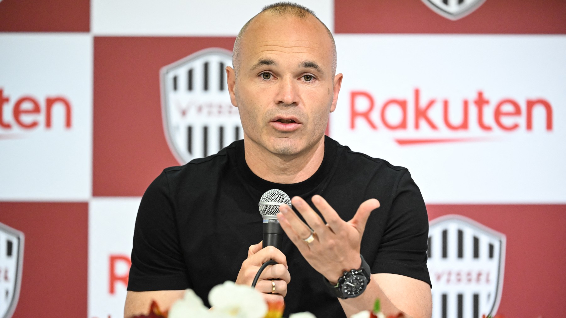 Andrés Iniesta durante una rueda de prensa con el Vissel Kobe. (AFP)