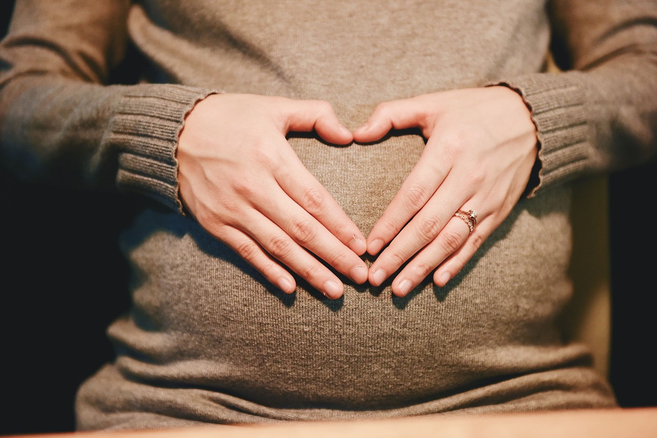 El 10% de la población española sufre desarreglos en la tiroides, y esto puede incidir directamente en la fertilidad. No es algo extraño que las mujeres en edad reproductiva padecen alteraciones de la glándula tiroidea y ello deriva en otros problemas. Veamos cómo la tiroides puede afectar a la fertilidad femenina y masculina. Desde IVI Valencia explican que el hipotiroidismo no tratado se asocia con una mayor tasa de aborto, desprendimiento prematuro de placenta, preeclampsia o bajo peso de estos niños cuando nacen.  Hombres y mujeres Tal como establecen los expertos, aunque este problema es más frecuente entre las mujeres, el hipotiroidismo también afecta a los hombres. ¿De qué forma? Los especialistas nombran las consecuencias sobre la calidad del esperma, pudiendo alterar la morfología del espermatozoide y su movilidad. Por tanto, la tiroides puede afectar a la fertilidad femenina y masculina. Según Clinica Mayo, el hipotiroidismo sucede cuando la glándula tiroides no produce una cantidad suficiente de hormonas tiroideas. Esta afección también se denomina tiroides hipoactiva.  En etapas iniciales, es posible que el hipotiroidismo no provoque síntomas evidentes. Con el tiempo, el hipotiroidismo sin tratar puede derivar en otros problemas de salud, como el colesterol alto o problemas del corazón. En todo caso, hay que realizar diversos análisis y llevar un control para que tales parámetros se vean reducidos. ¿Qué tratamiento puede establecerse? En primer lugar, hay que realiza un análisis de sangre puede determinar si existe alguna anomalía en la actividad de la glándula tiroidea. Y luego, en función de los resultados, se puede establecer un suplemento de hormonas sintéticas, con el fin de que las funciones determinadas con estas hormonas se recuperen con normalidad. En IVI Valencia declaran que normalmente la sola normalización de la función tiroidea devuelve la fertilidad a las pacientes pudiendo conseguir gestación de forma espontánea. En caso de que existiese algún problema adicional de fertilidad o no se consiguiese una normalización del ciclo ovulatorio, “con tratamientos de reproducción asistida como la inseminación artificial o la fecundación in vitro será posible conseguir una gestación”. Ahora bien, cuando hay embarazo hay que hacerse chequeos e ir al endocrino para establecer un tratamiento tiroideo a medida. Y con ello hay embarazos sin ningún tipo de riesgo ni para la mamá ni para el bebé, que es lo que realmente se persigue en este tipo de situaciones. Por lo que vemos, no es un problema menor, y hay que ir con cuidado estableciendo determinados parámetros y hábitos a aplicar en nuestra vida diaria.