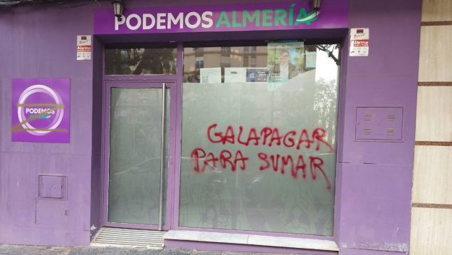 La sede de Podemos en Almería, pintada con mensajes de ‘Bildu violación’ y ‘Galapagar para Sumar’