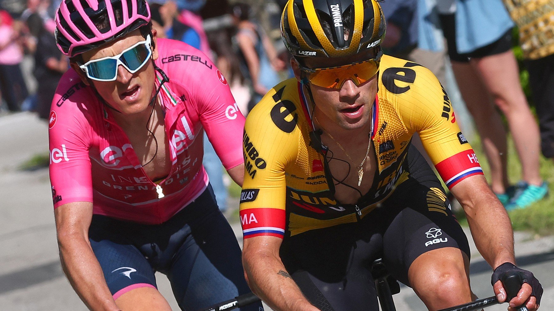 Geraint Thomas y Primoz Roglic durante una etapa en el Giro de Italia. (AFP)
