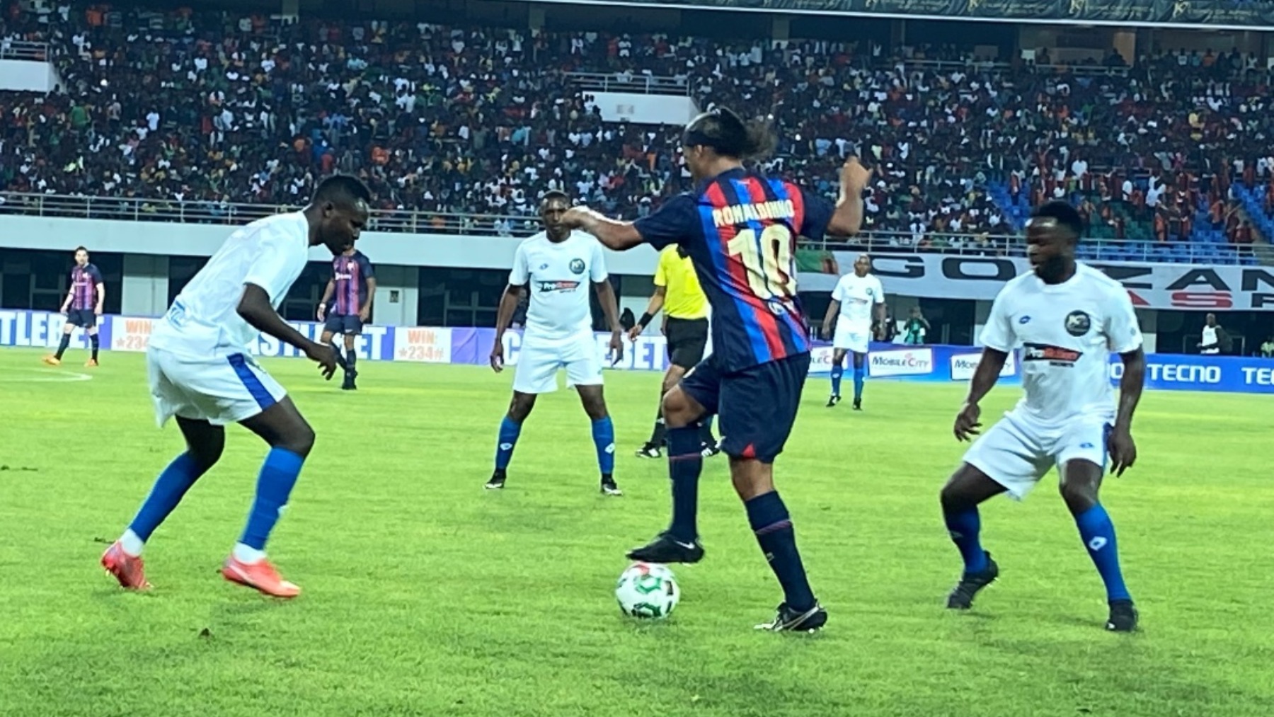 Ronaldinho en el partido en Zambia. (FCB)