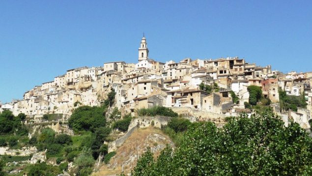 Un pueblo español con cuevas excavadas en una montaña: así es el lugar que triunfa para visitar un fin de semana