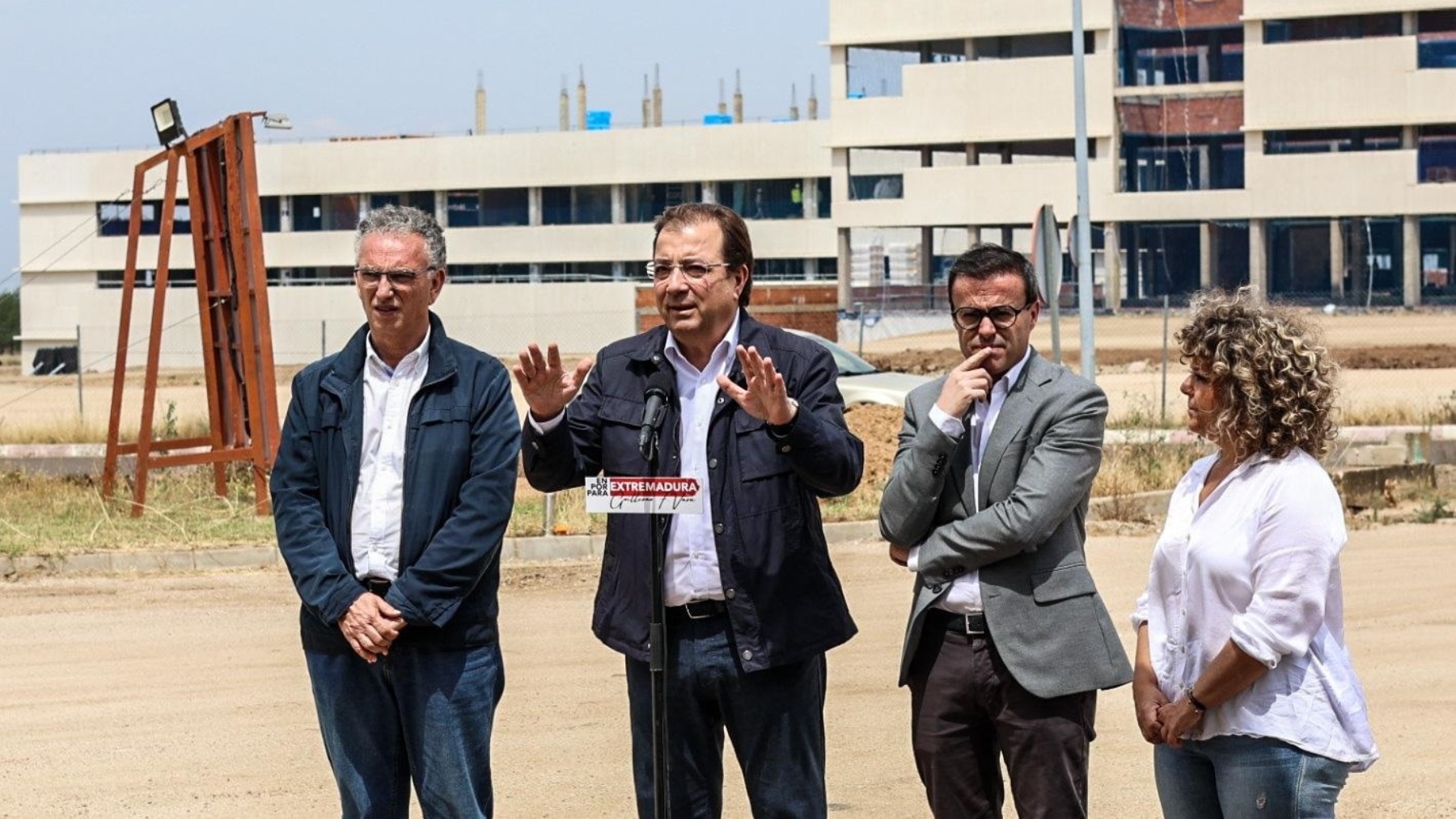 Guillermo Fernández Vara, con los alcaldes de Don Benito y Villanueva de la Serena, junto a las obras del nuevo hospital (Foto: Europa Press).