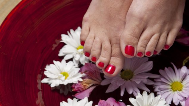 La extraña costumbre que llega a España y que está siendo todo un éxito: meter los pies en vinagre