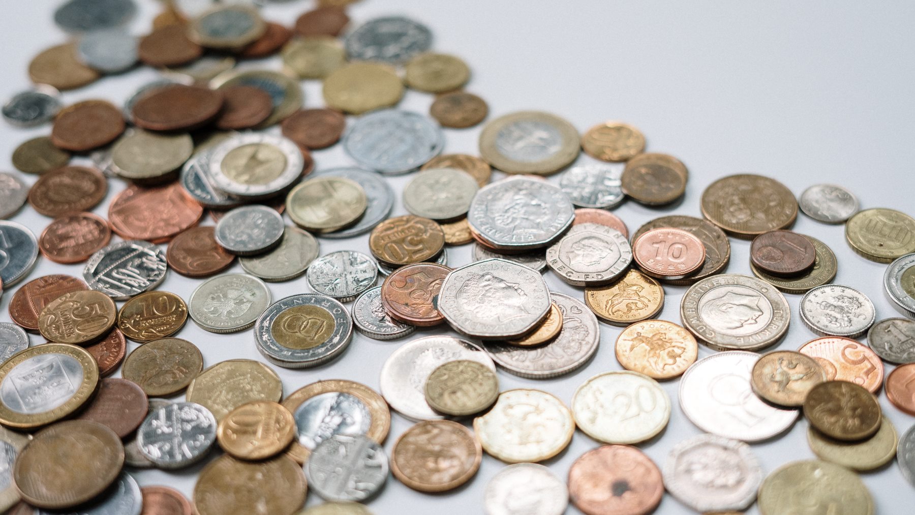 Mira en tu monedero: así son las monedas de 1 y 2 euros que circulan en España y son falsas