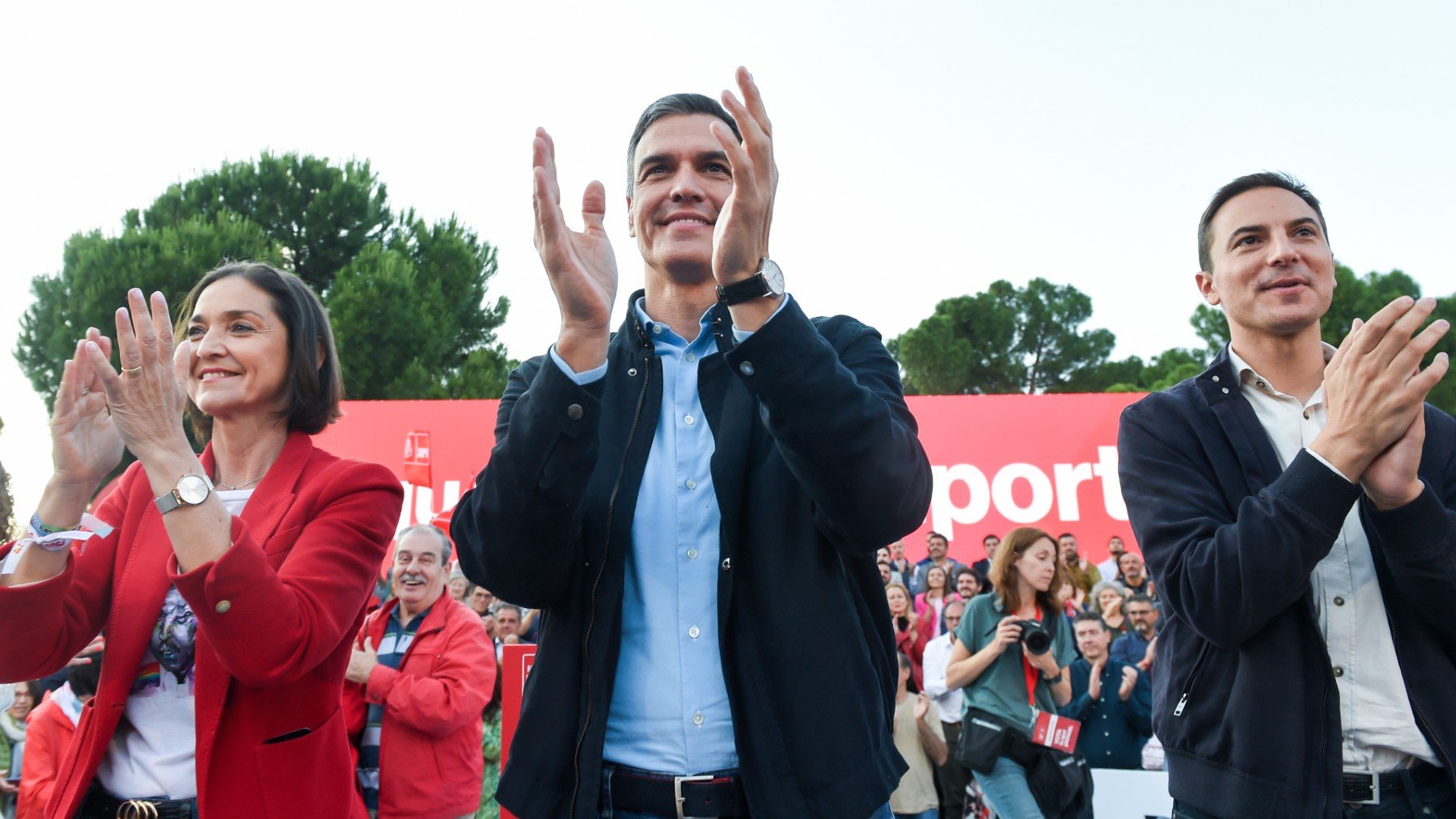 Reyes Maroto, Pedro Sánchez y Juan Lobato.