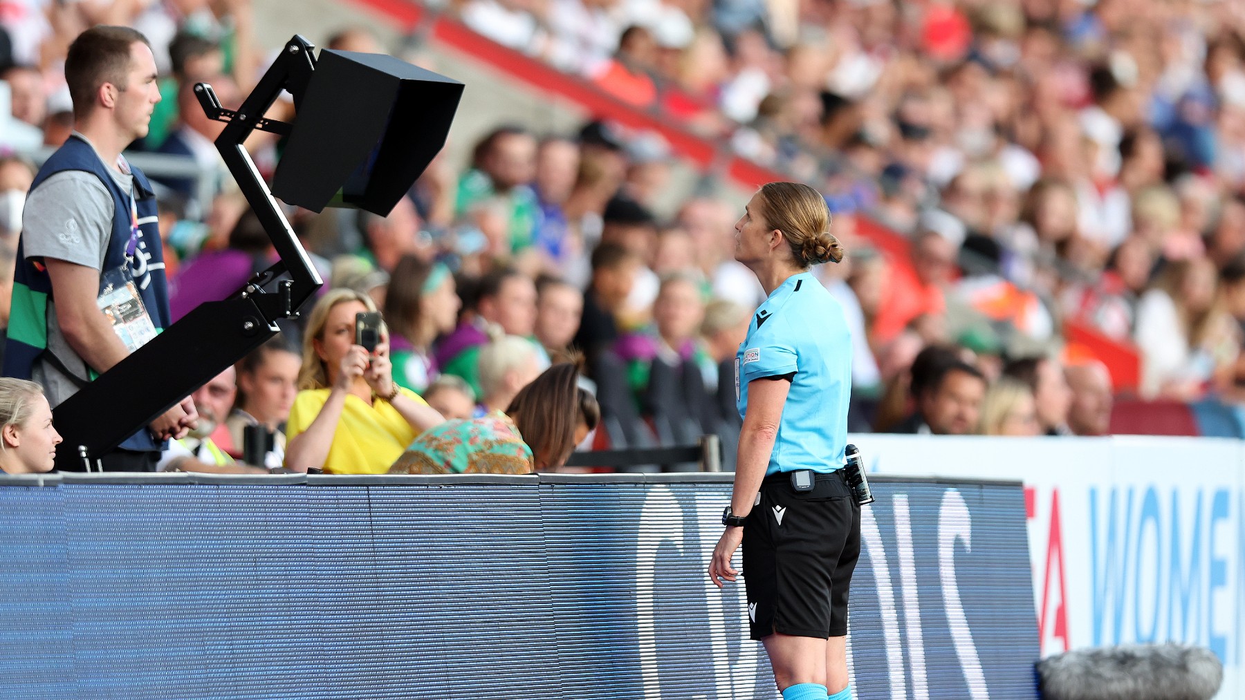 Una árbitra consulta el VAR en la pasada Eurocopa femenina. (Getty)