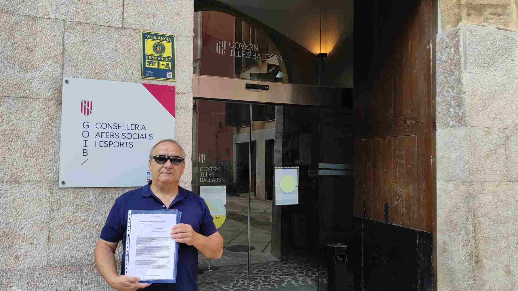 Jesús López, presentando un escrito en la Conselleria de Asuntos Sociales.